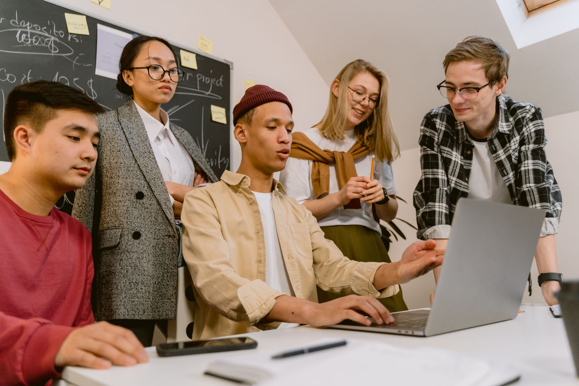 Studenti al lavoro su un progetto in un ambiente creativo